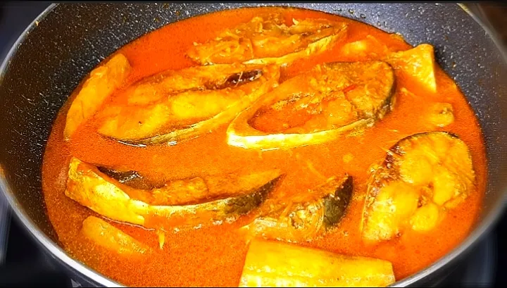 Hilsa Fish Curry|Bangladeshi Recipe.|Rasheda's Houseさん