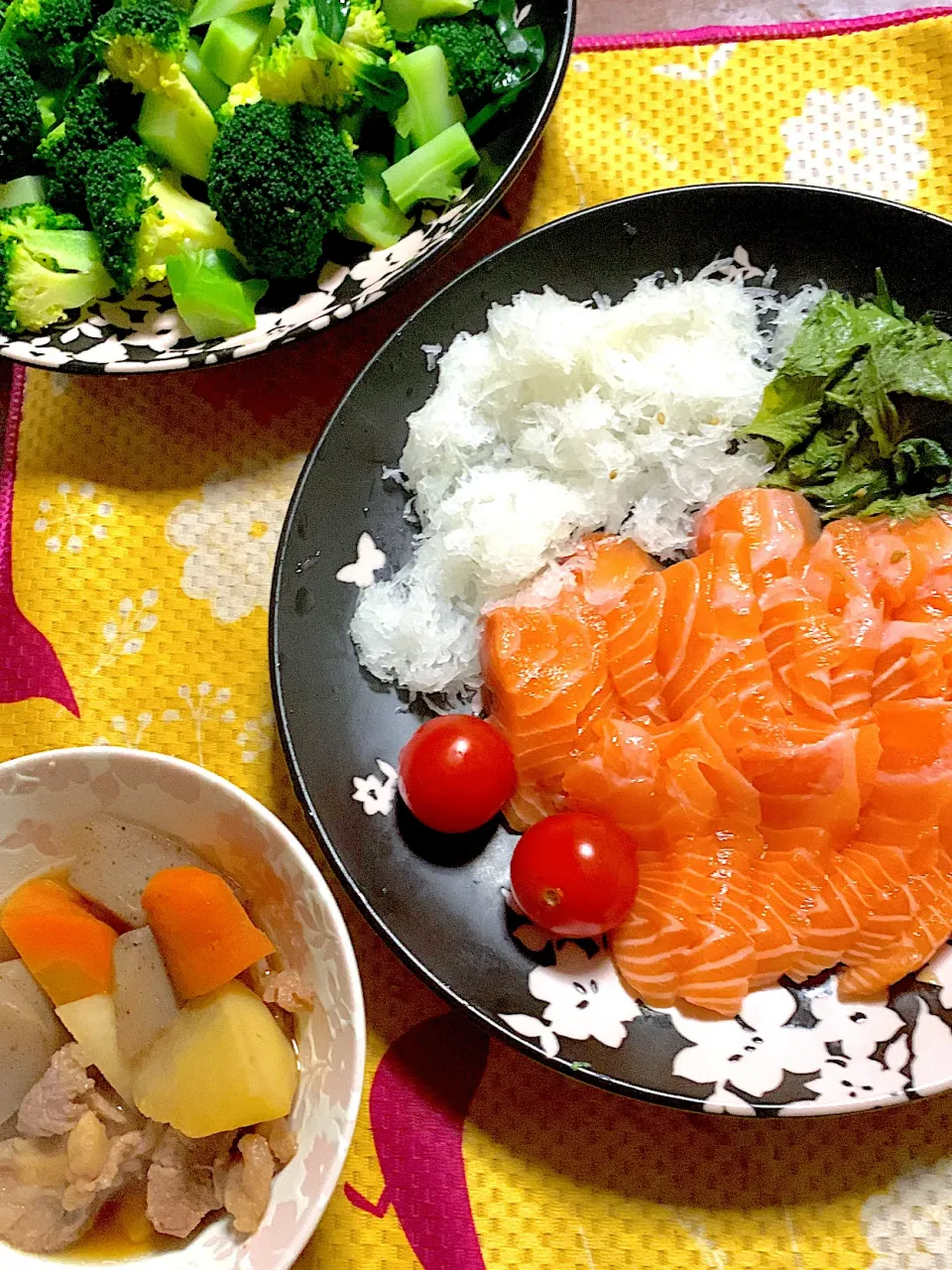 Snapdishの料理写真:牛すじ大根　サーモンの刺身　ブロッコリー🥦|掛谷節子さん