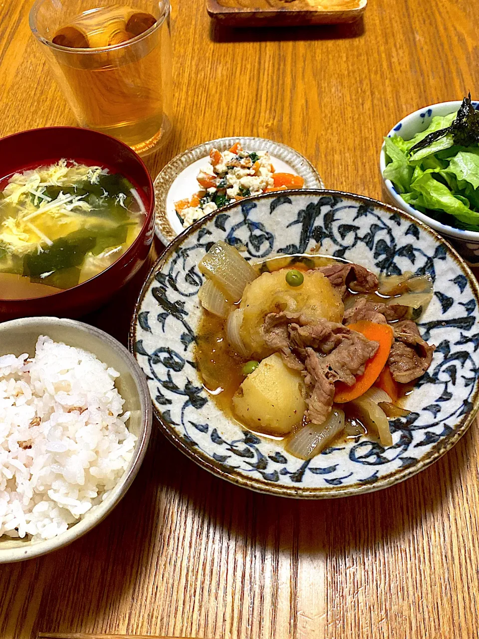 肉じゃが　レタス韓国海苔サラダ　白和え　ダシダわかたまスープ　雑穀米|ゆいっせいさん