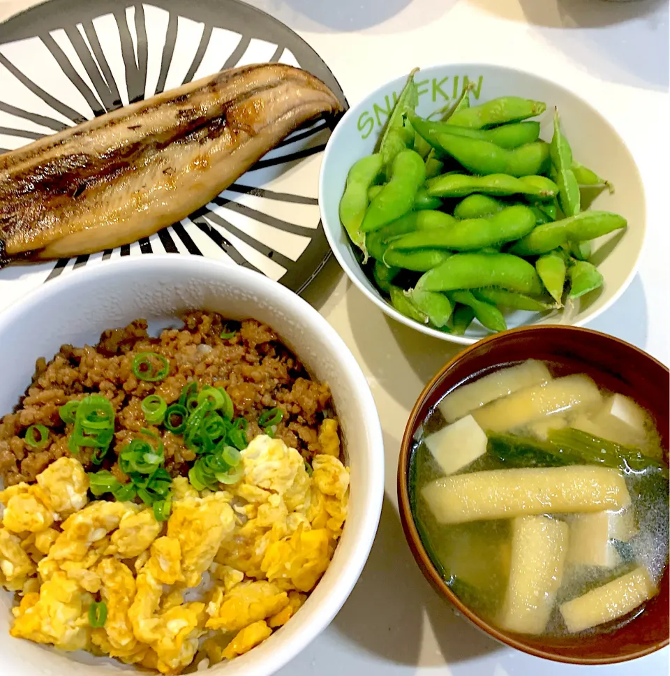 Snapdishの料理写真:夜ご飯😊大豆のお肉＆鳥ミンチ混ぜたそぼろご飯、枝豆、さんまの開き、お味噌汁|とまこ(*^o^*)さん