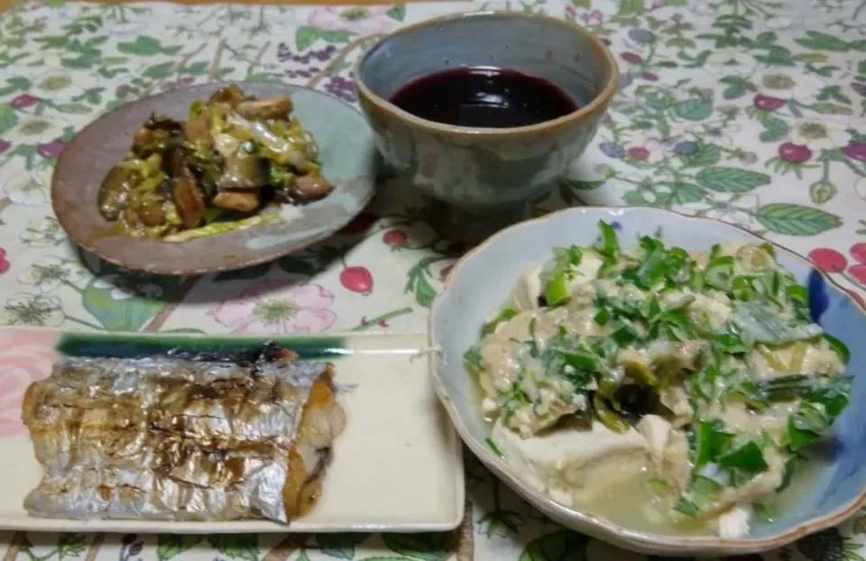 2022.2.15

太刀魚の塩焼き
豚肉とキヤベツのガ―リック炒め
豆腐 ネギ味噌載せ|tamikichiさん