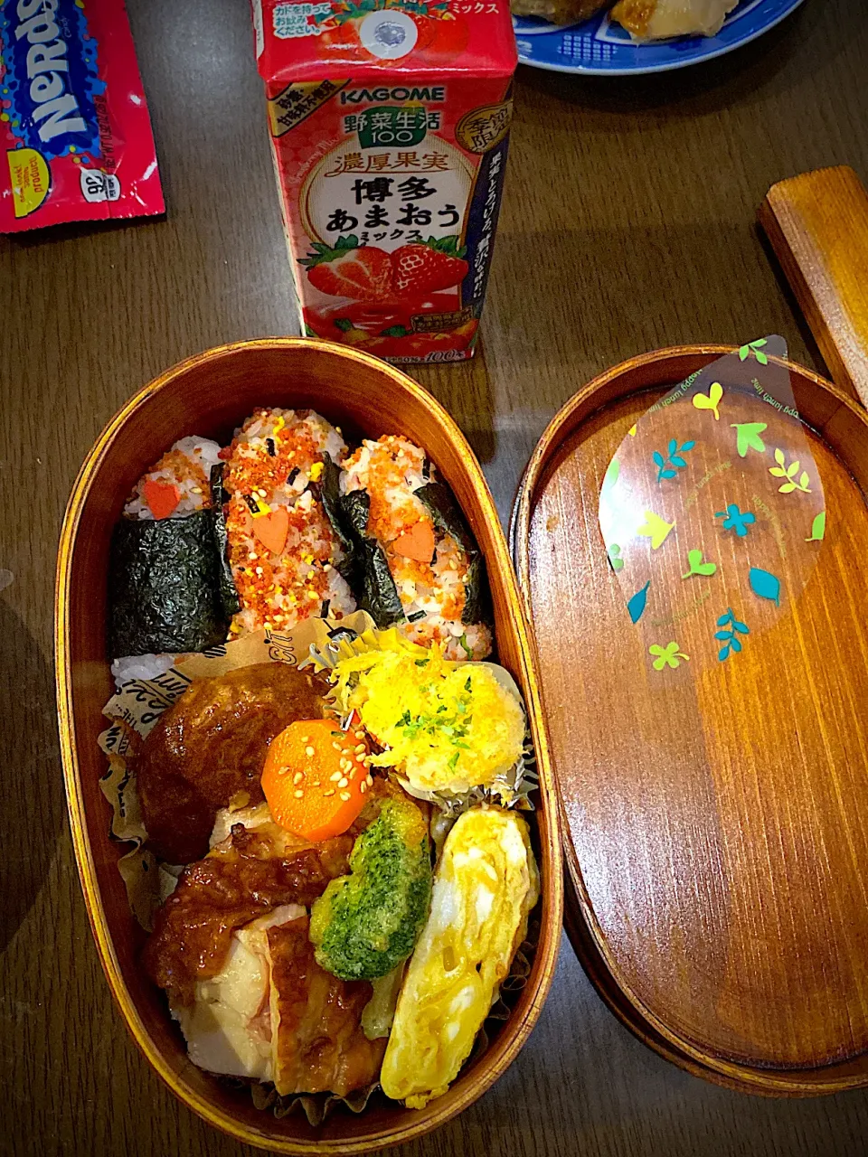 お弁当🍱　おむすび　牛肉ふりかけ　たらこふりかけ　焼き海苔　クリームグラタン　干し海老の出し巻き卵　ブロッコリーフリッター　人参グラッセ　ローストチキン　ハンバーグ　デミグラスソース　あまおう野菜ジュース　アールグレイティー|ch＊K*∀o(^^*)♪さん