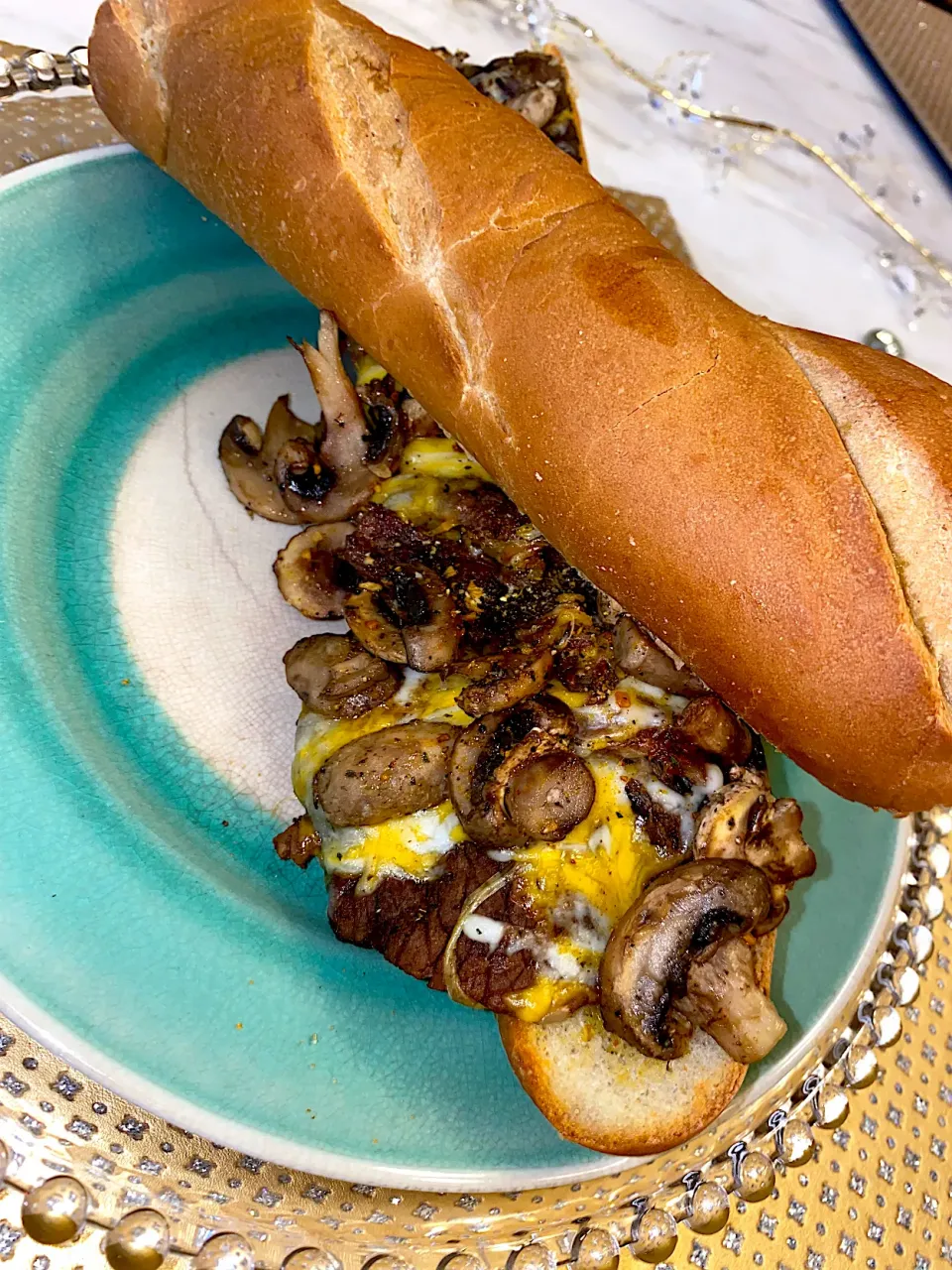 Sirloin steak and cheese mushroom melt on Garlic Bread|Tawanjaさん