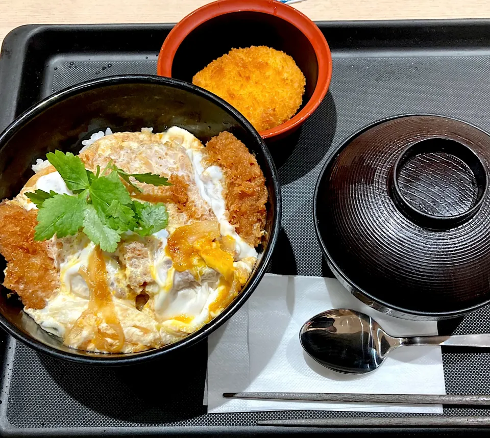 丼好きランチ ＂ロースかつ丼+ｻｰﾋﾞｽコロッケ＂|mottomoさん