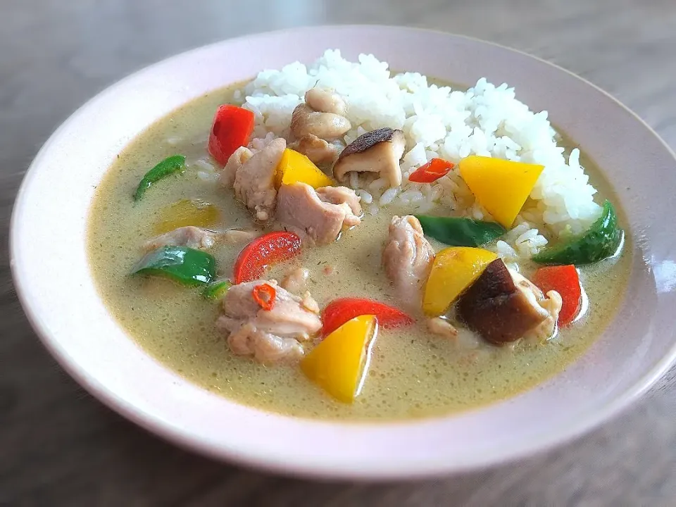 鶏とパプリカのグリーンカレー|古尾谷りかこさん