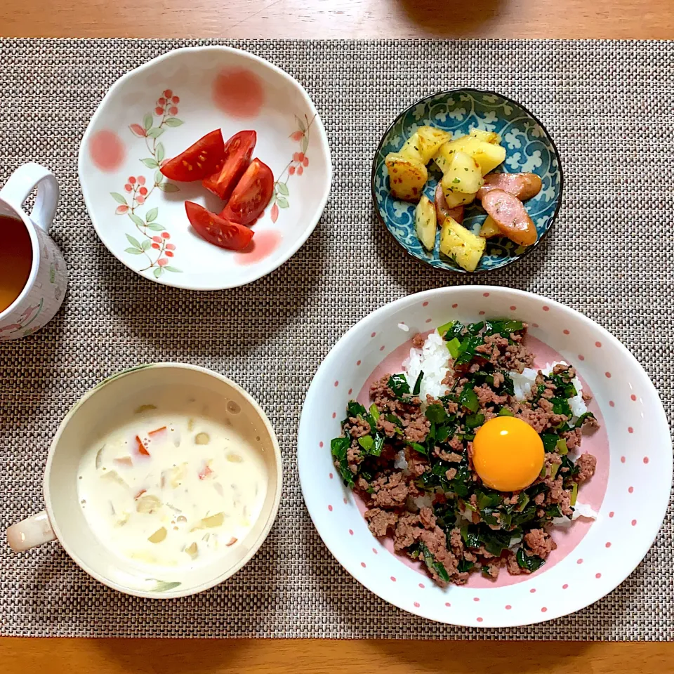 ニラのスタミナ丼、じゃがいもとウィンナーのコンソメ炒め、具沢山ミルクスープ、トマト|ひまさん