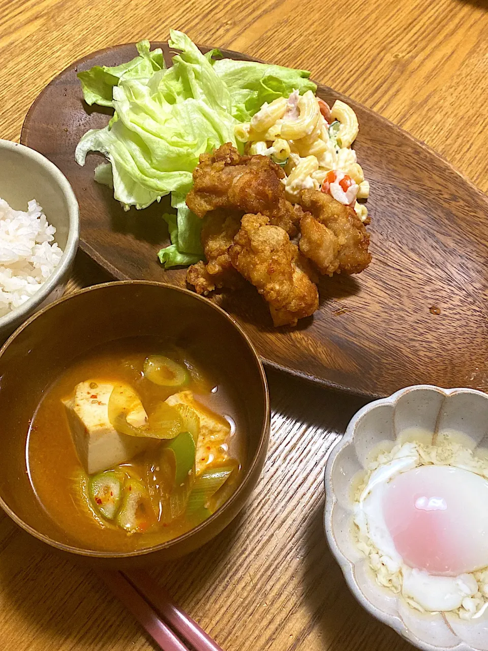 からあげ　マカロニサラダ　チゲスープ　温泉卵|ゆいっせいさん