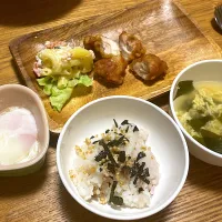 Snapdishの料理写真:からあげ　マカロニサラダ　温泉卵　スープ　納豆ふりかけごはん|ゆいっせいさん