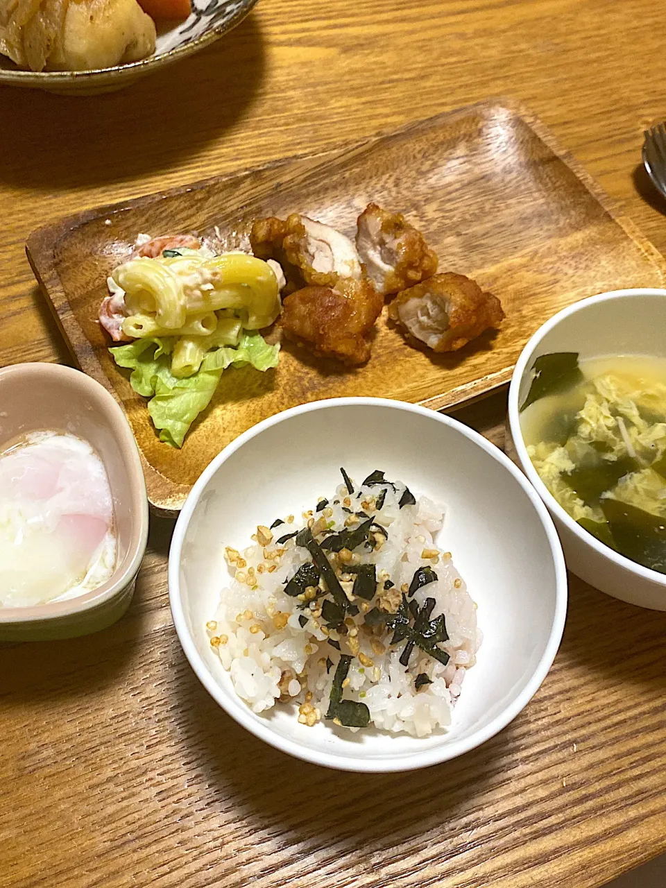 からあげ　マカロニサラダ　温泉卵　スープ　納豆ふりかけごはん|ゆいっせいさん