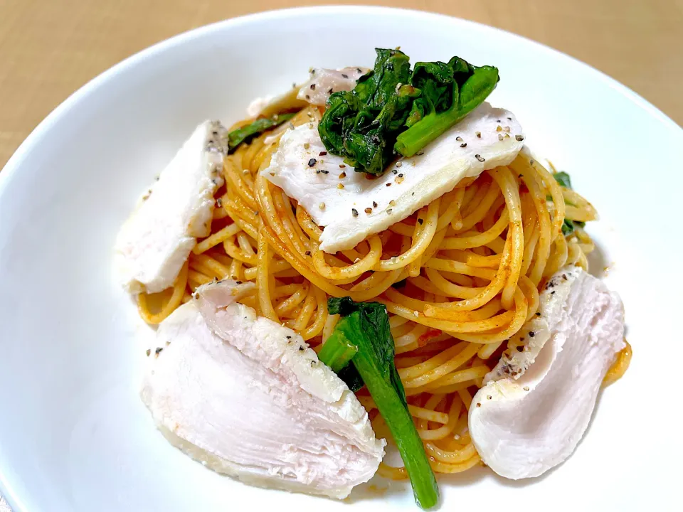 鶏ハムとほうれん草のトマトソースパスタ|ワタルキャンプさん