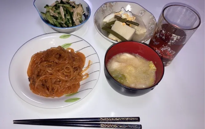 晩御飯(● ˃̶͈̀ロ˂̶͈́)੭ꠥ⁾⁾🌟麻婆春雨🌟高野豆腐の卵とじ🌟胡瓜と茹で鶏の中華和え🌟みそ汁（白菜、麩）|Saharaさん