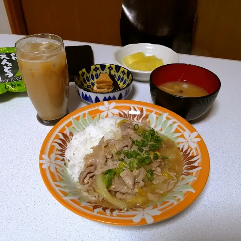 Snapdishの料理写真:肉飯（肉めし）、厚揚げと昆布の煮物、みそ汁、パイナップル、カフェオレ。|ariyo4200さん