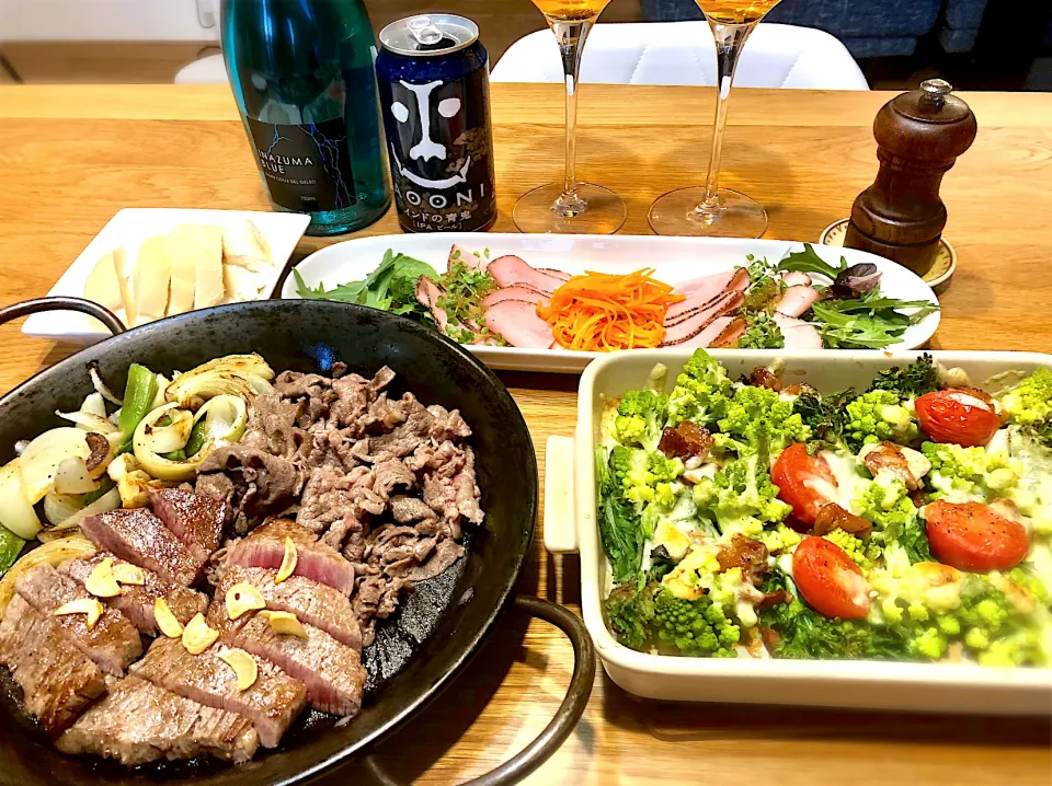 夫の誕生日inお家　　　　　　　　　　　　ともさんかくステーキ&和牛薄切り肉　鶏と野菜のチーズ焼き　サラダ|じゅんさんさん