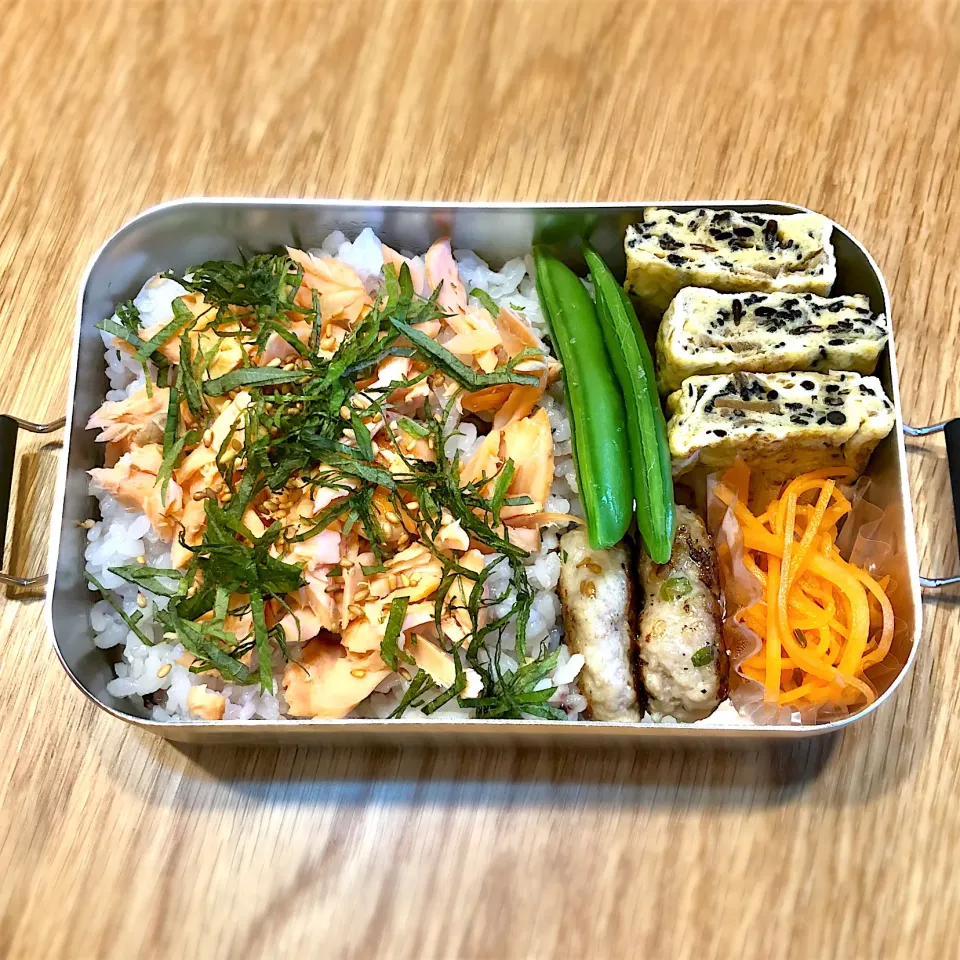 Snapdishの料理写真:サラ弁　　　　　　　　　　　　　　　　　　　ひじき煮卵焼き　鮭フレークご飯　人参マリネ　鶏つくね焼き|じゅんさんさん