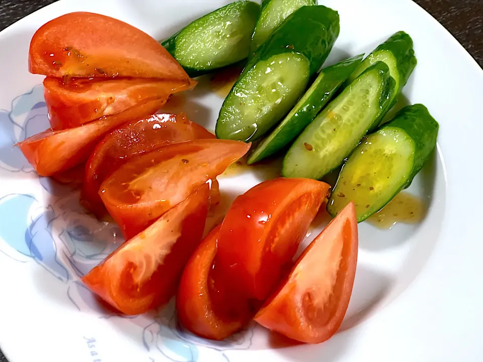 Tomatoes & cucumber salad|yeni kartikasariさん