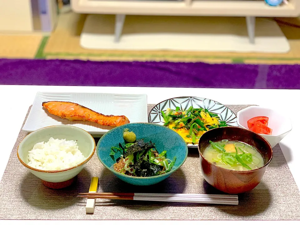 ばんごはん。鮭の西京焼き、胡麻ブリ、にらたま、冷やしトマト、お味噌汁、白ごはん。|yukiさん