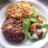 Snapdishの料理写真:Spaghetti, chicken & salad🍽|Ayshaさん