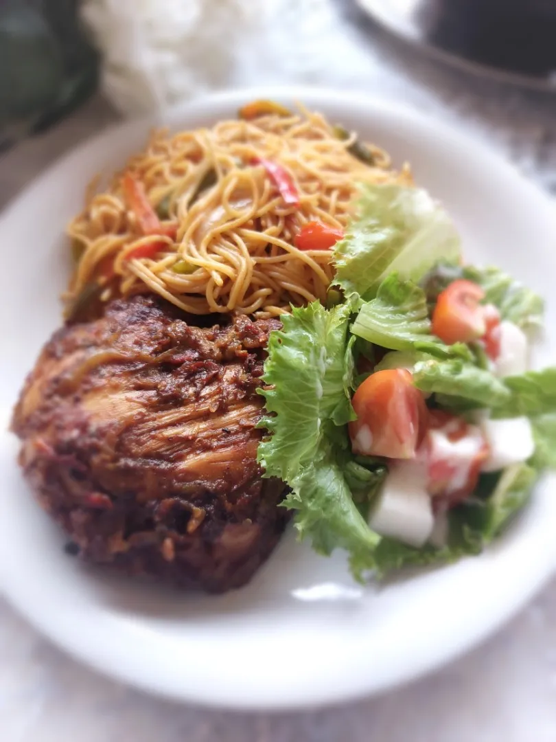 Spaghetti, chicken & salad🍽|Ayshaさん