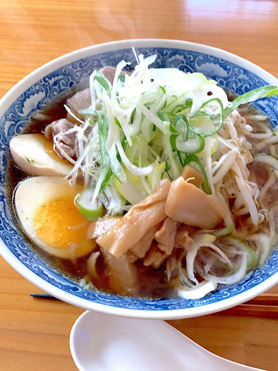 醤油ラーメン ネギドッカン載せ！|デコさん