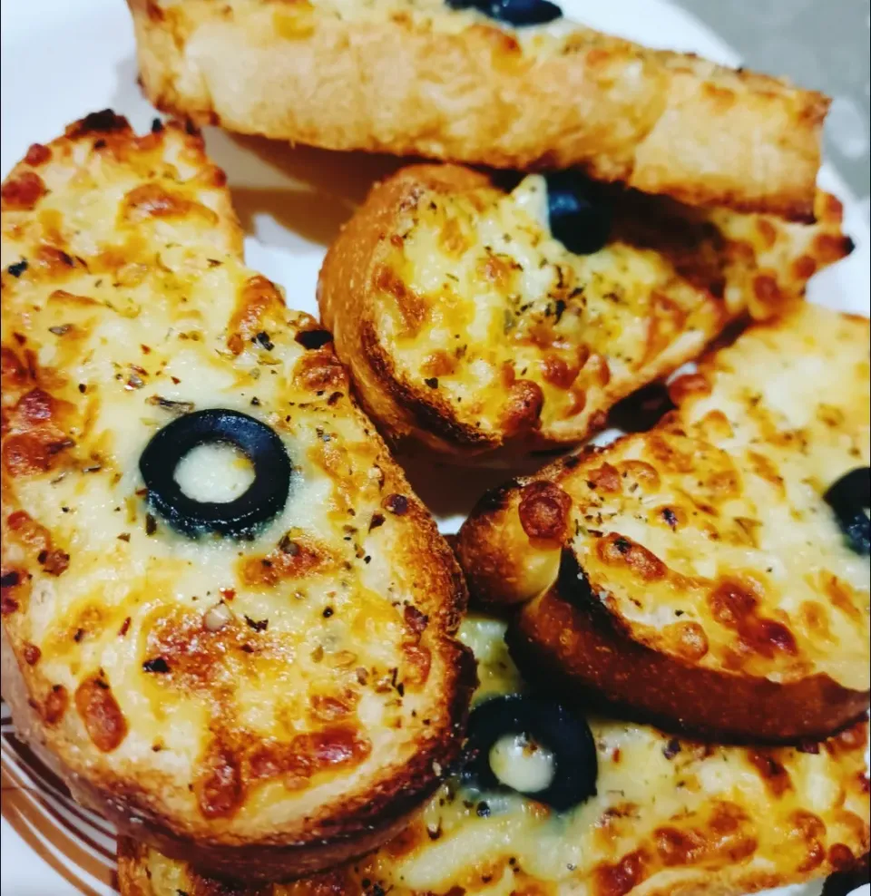 Cheese Garlic bread!! 🧀 🍞|food.shots2022さん