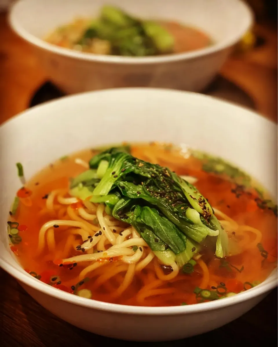 Dinner 🍲 
Freshly Made Chicken Consommé Stock Soup Ramen Noodles with Chingensai Vegetables sprinkled with chives & Black Toasted Sesame Seeds 
#ramen #noodles|Emanuel Hayashiさん