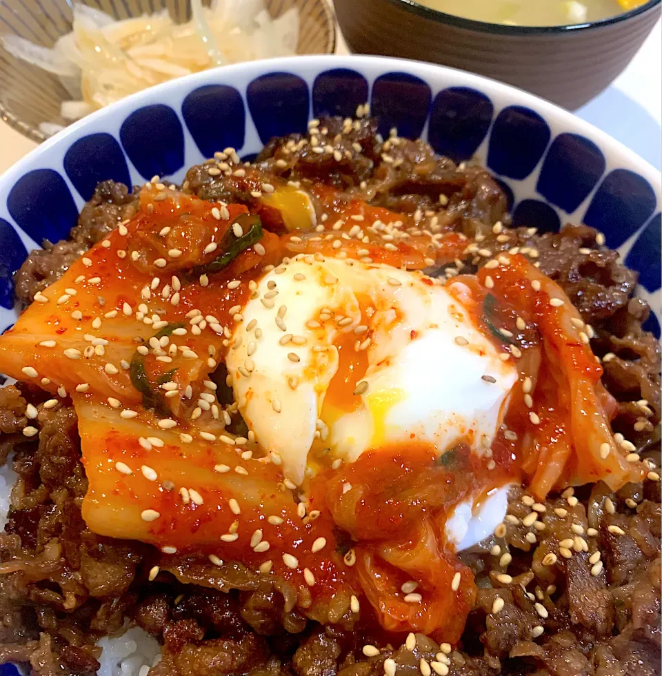 Snapdishの料理写真:夜ご飯😊プルコギ丼　ポーチドエッグのせ、玉ねぎサラダ、お味噌汁|とまこ(*^o^*)さん