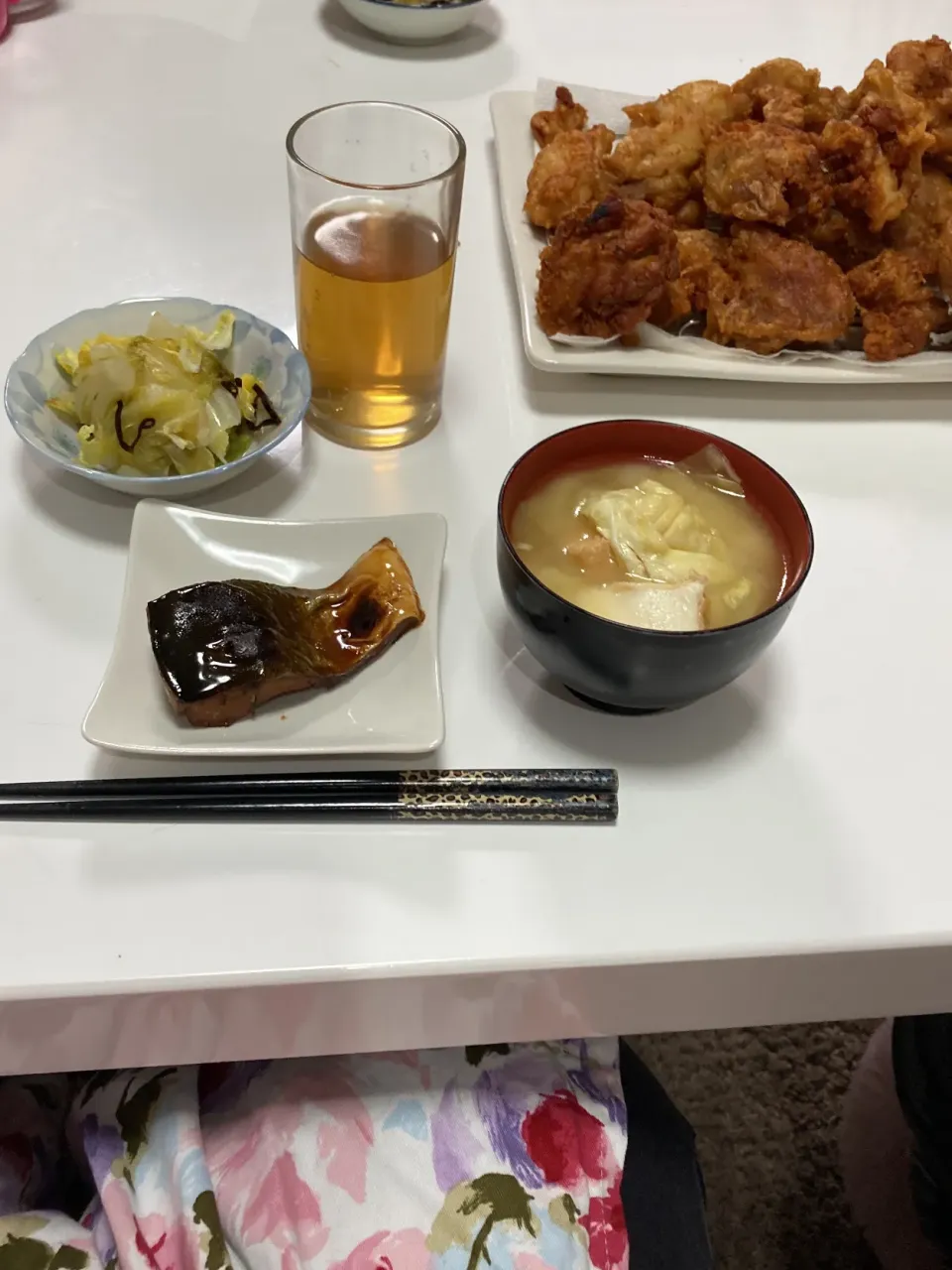 晩御飯。🌟鶏唐揚げ（もも肉5枚）🌟白菜の酢の物🌟つばすの照り焼き🌟みそ汁（キャベツ、厚揚げ）|Saharaさん