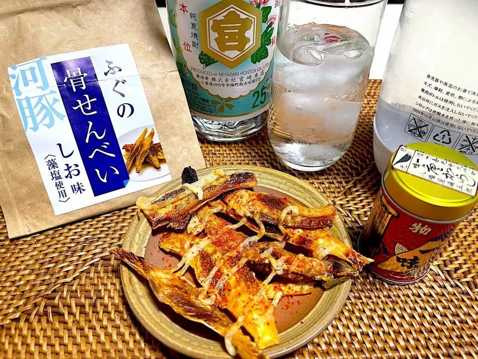 Snapdishの料理写真:ふぐの骨せんべいと焼酎|Noriyuki Saitoさん