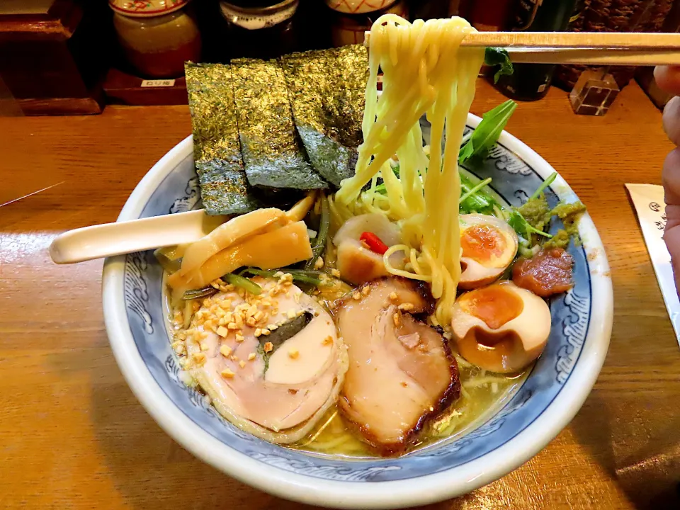 特製塩ラーメン　　鳥と豚のチャーシュー、根昆布、穂先メンマ、煮卵、麩、海苔、水菜が入ってます。お好みで柚子胡椒、練り梅、ガーリックチップなどで味変|Takeshi  Nagakiさん