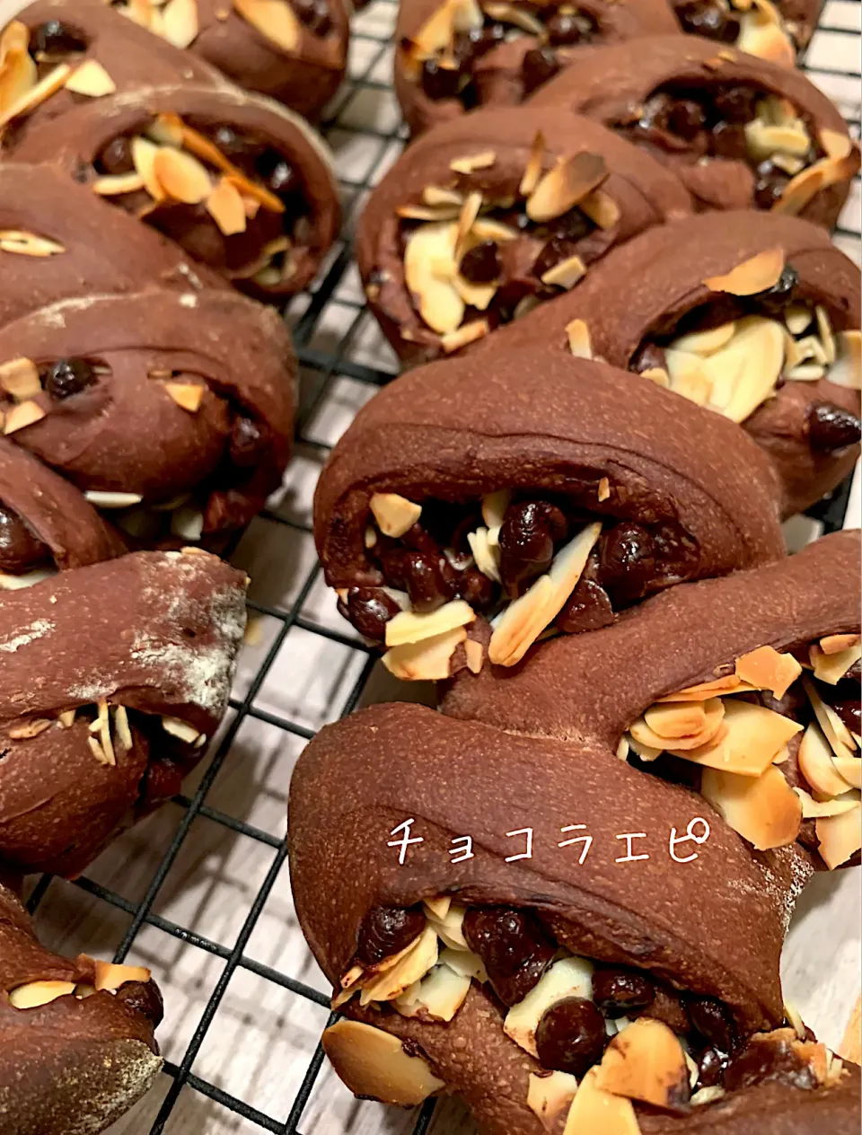 ショコラエピ🥖こんな時間に焼き上がり|いちごさん