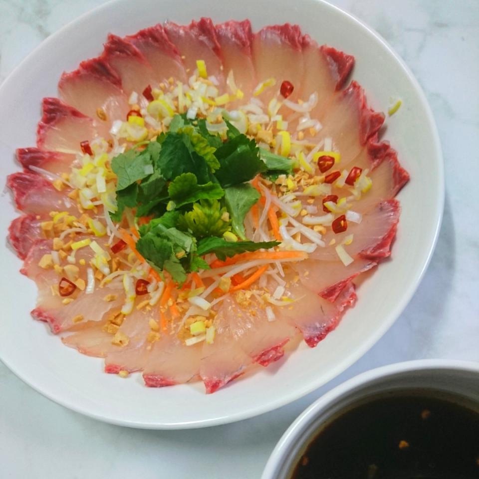 狸の宴シリーズ

中国料理コース(16日深夜分)
※全てタレ含め自家製手料理です
其の1【前菜】
沙律生魚片(中国刺身)