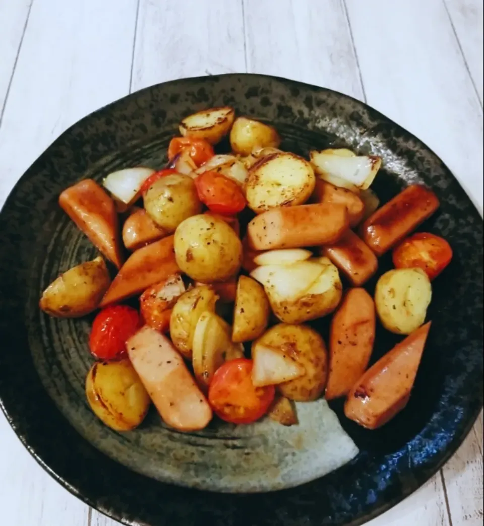 大豆のお肉のソーセージを使ったジャーマンポテト。|yoshiyoshiさん