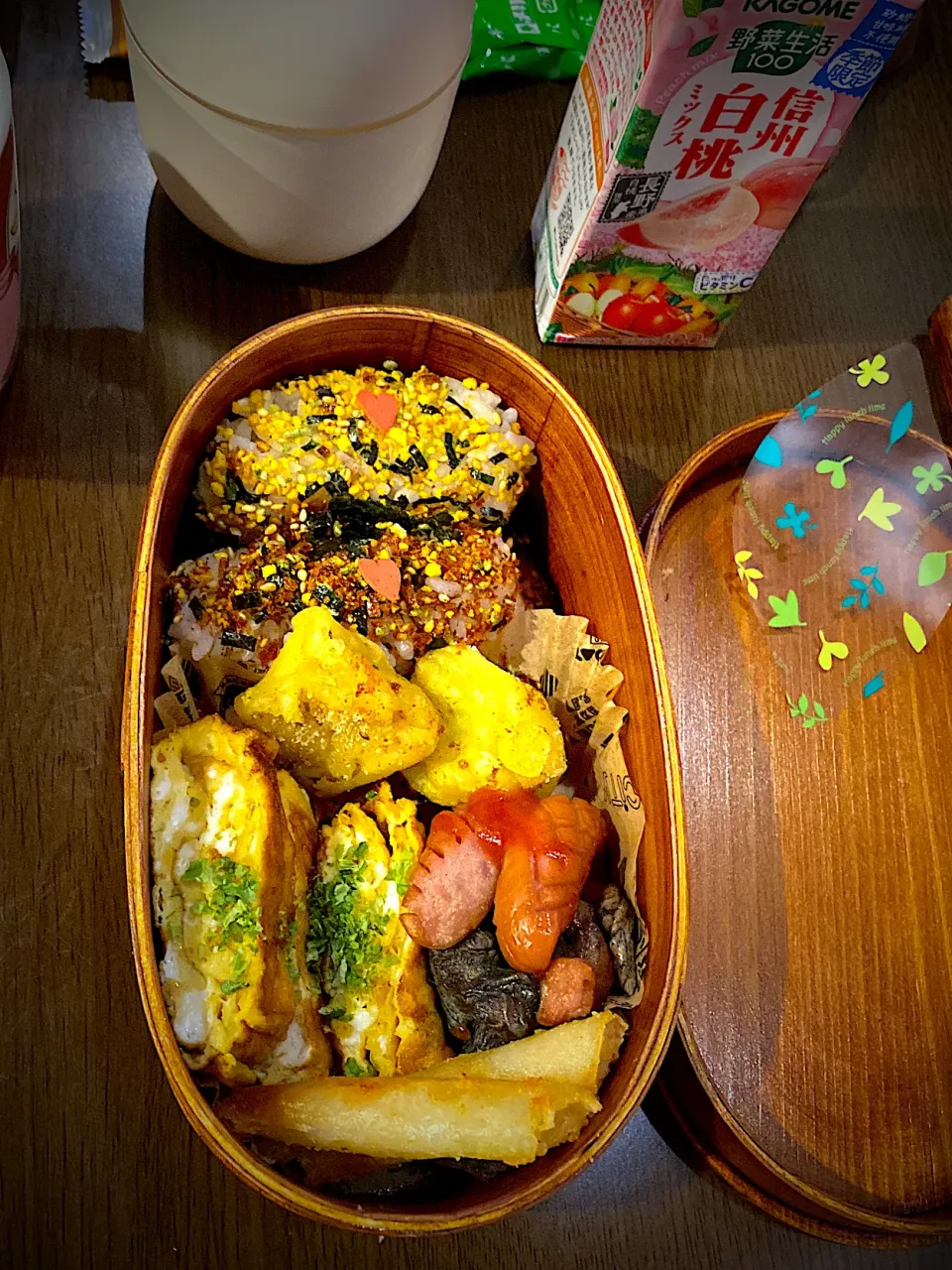 お弁当🍱　おむすび　鰹のふりかけ　焼き海苔　十穀米ごはん　カリフラワーロマネスコとエリンギのフリッター　チーズ春巻き　ソーセージソテー　トマトソース　炭火焼鶏　干し海老の出し巻き卵　青海苔　白桃野菜ジュース　ほうじ茶|ch＊K*∀o(^^*)♪さん