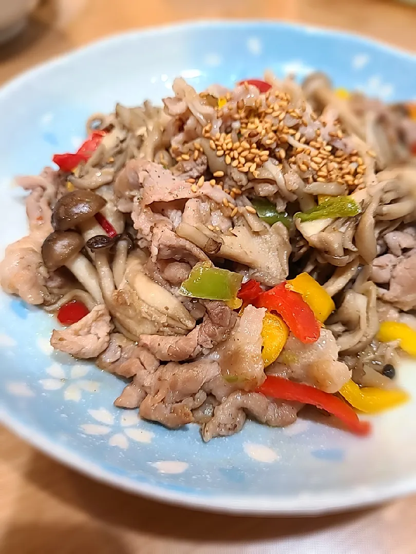 豚肉ときのことパプリカの生姜炒め😋|みぽりん♪さん