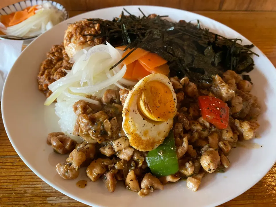 ペッパーガパオと極辛キーマクラシックのりだくのあいがけ🇹🇭🍛🔥味玉トッピング🥚ピクルスマシマシ🥒|buhizouさん