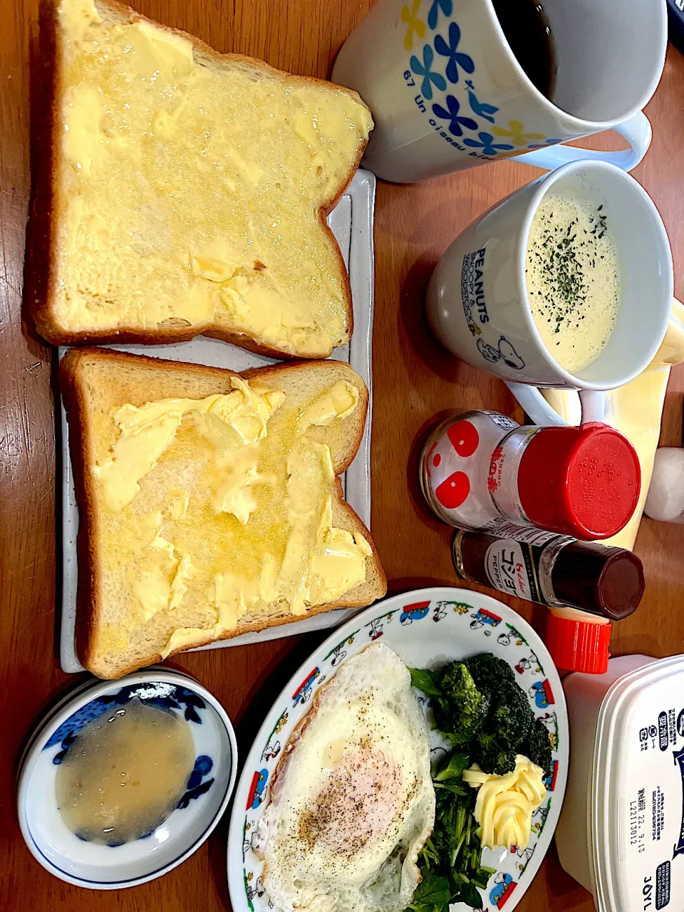 恒例の朝パンで #朝食 焼いた食パン(バター風味マーガリン、ハチミツ)、コーンポタージュ、目玉焼き(ターンオーバーじゃないやつ)ブロッコリー豆苗サラダ、薄しぃコーヒー|ms903さん