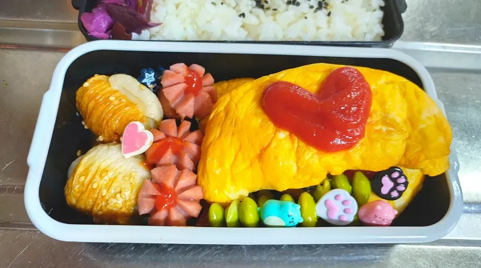 Snapdishの料理写真:旦那弁当　2022/2/18

オムレツ
ウインナー
ちくわチーズ巻き
えだまめピック|ユキヨメ♪さん