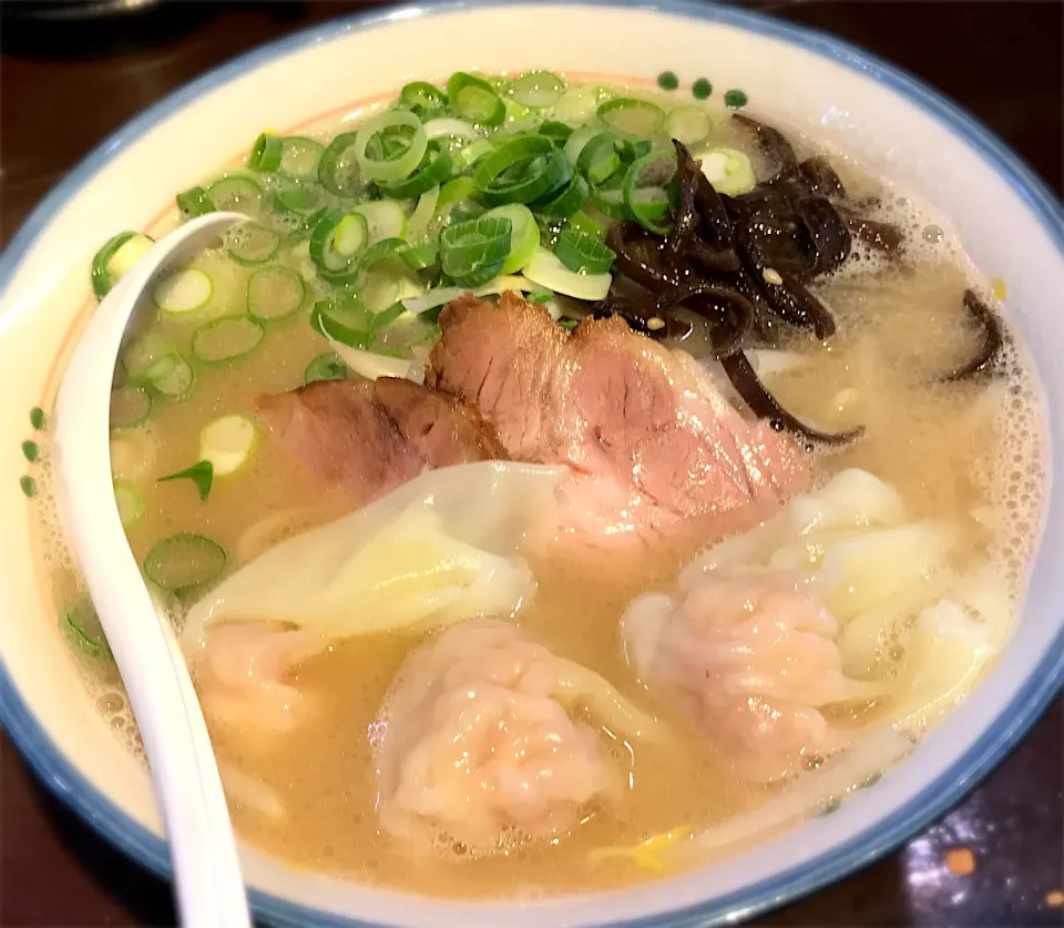 Snapdishの料理写真:海老ワンタン麺🍜|toshi,I🍴さん