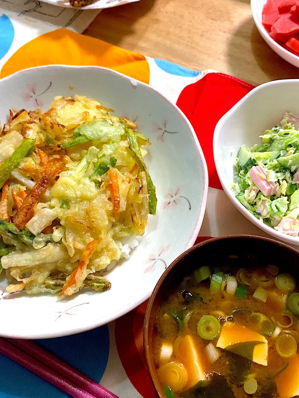 Snapdishの料理写真:でっかい野菜天丼、豆腐とわかめの味噌汁、コールスローサラダ🌟|kaokaoさん