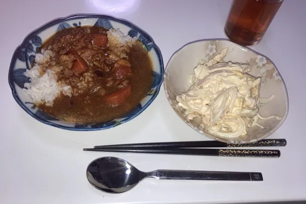 カレーライス、春雨サラダ。カレーには、かぼちゃと厚揚げのそぼろ煮の残りを追加。かぼちゃの甘みで旨ーっ。|Saharaさん