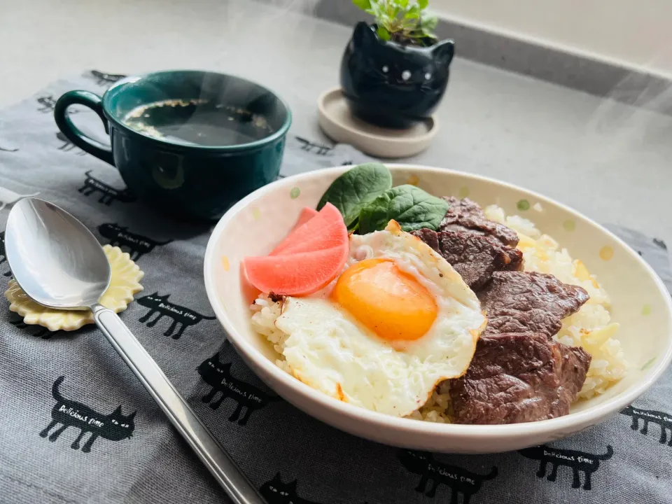 「ガーリックライスの焼肉目玉焼き乗せ」|バシュランさん