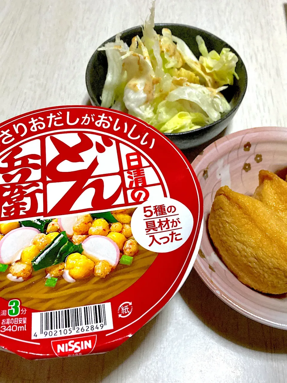 動けない日の晩御飯、レタスサラダ、稲荷寿司、どんべえ|Ayaさん