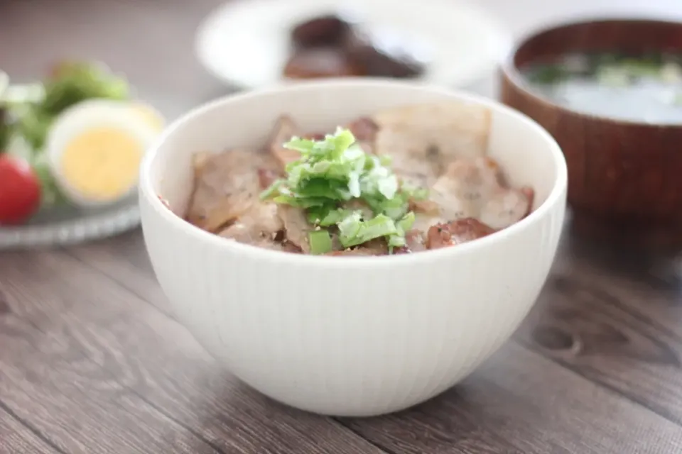 ねき塩豚丼|ちいさなしあわせキッチンさん