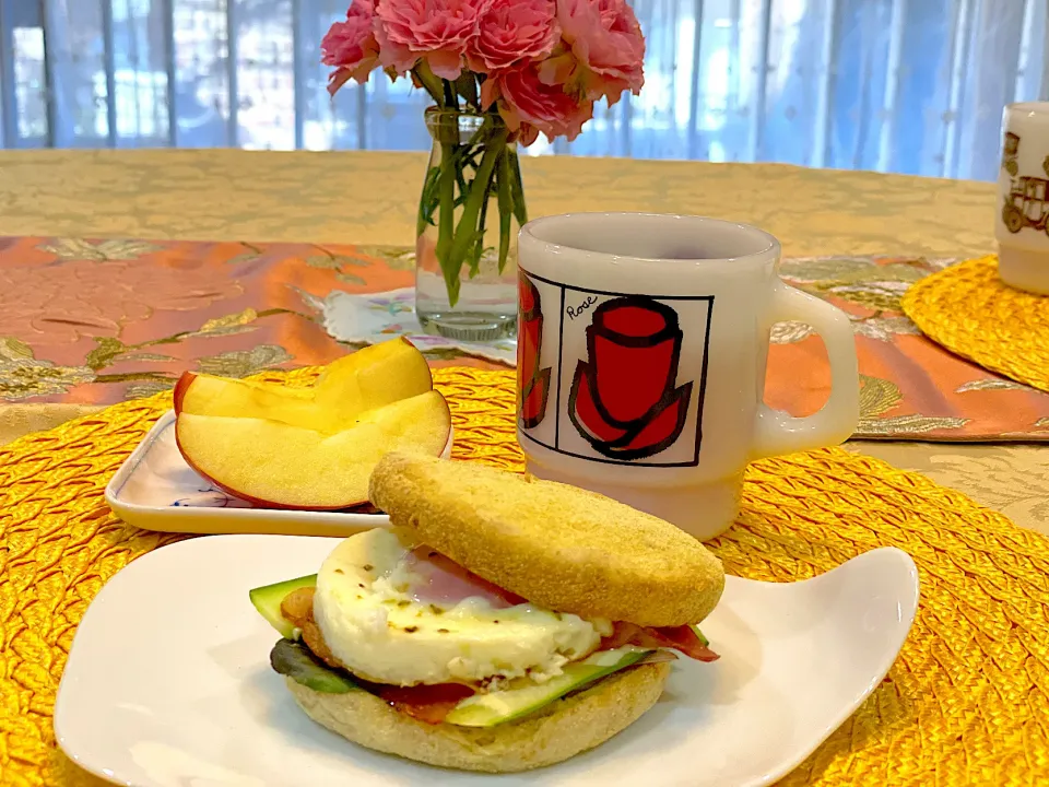 Snapdishの料理写真:朝ごパンはイングリッシュマフィンでサンドイッチ🥪|Seikoさん