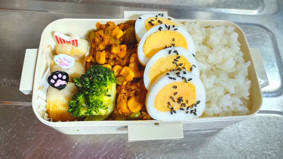 旦那弁当　2022/2/19

ドライカレー
ゆでたまご
ブロッコリーマヨ
ちくわチーズ巻き|ユキヨメ♪さん