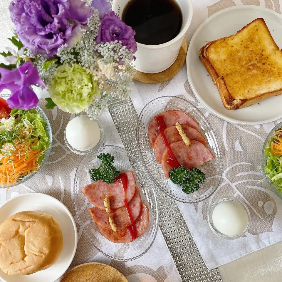 Snapdishの料理写真:2/19❤︎休日モーニング✨🌱
・バタートースト（乃が美食パン）
・八天堂あまおう苺クリームパン
・モーニングハムステーキ
・半熟たまご
・グリーンサラダ|Makinsさん