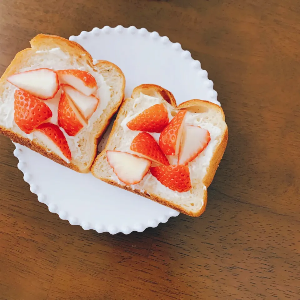 桜と日本酒の食パンでマスカルポーネ苺🍞🌸🍶🍓|leeさん