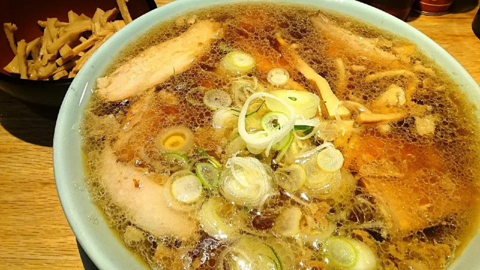 【2020年創業】
中華そば・もり中華
ひろちゃんラーメン！池袋店
中華そば（850円）
＋メンマ（別皿、200円）
＠池袋3分
22039|大脇さん