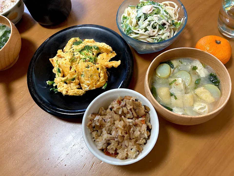 とりごぼう混ぜ込みご飯、ニラ玉、スパサラ、新じゃがのお味噌汁、みかん( ´͈ ᗨ `͈ )◞♡⃛|さくたえさん