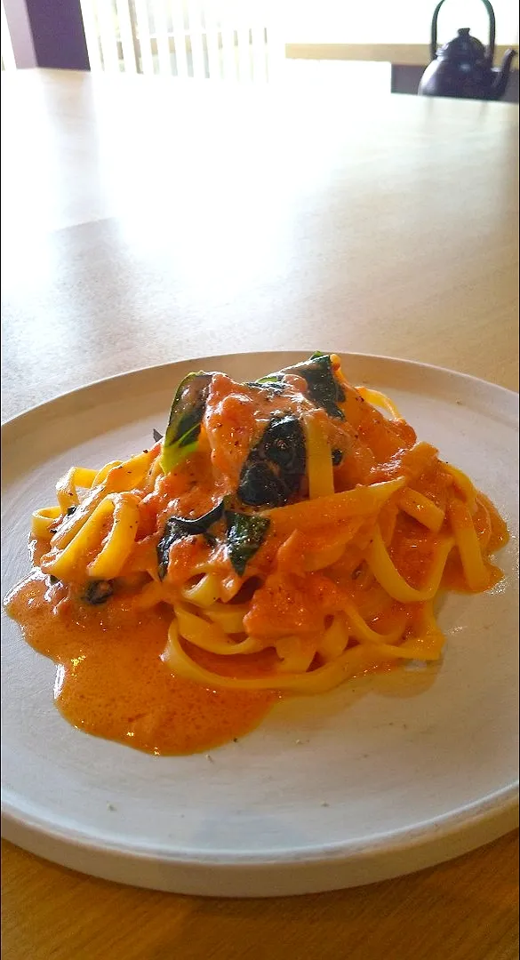 海老とトマトの生パスタ🍝|さくらんぼさん